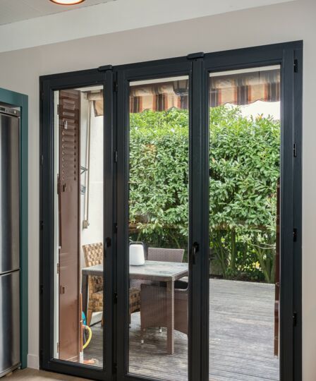 Comment intégrer harmonieusement des menuiseries modernes dans une maison ancienne à Antibes ?