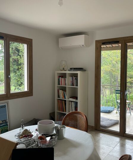 Porte-fenêtre classique ou coulissante : quel modèle choisir à Antibes ?