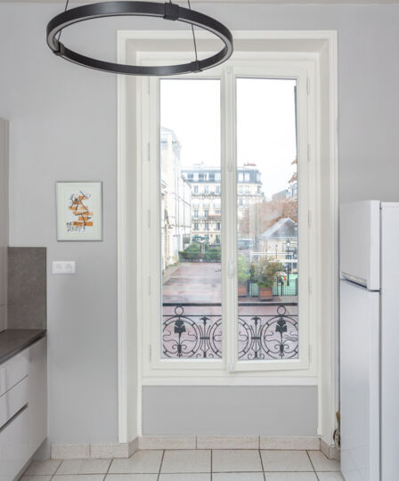 Comment la menuiserie PVC améliore-t-elle l’isolation thermique et phonique à Valbonne ?